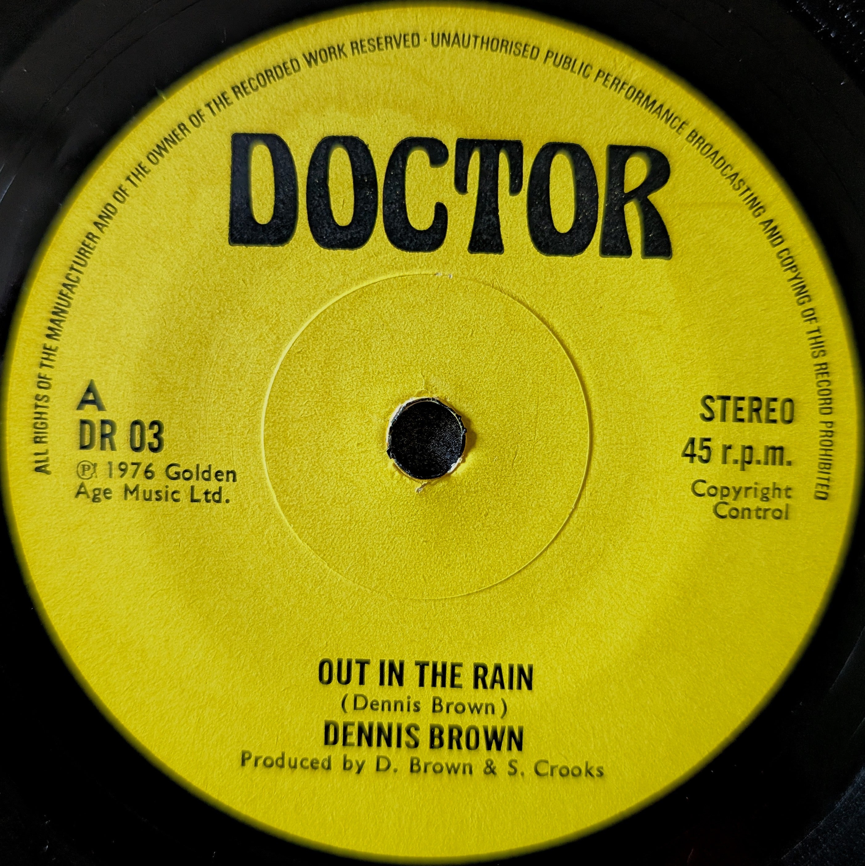 Dennis Brown-Out in the rain/Version