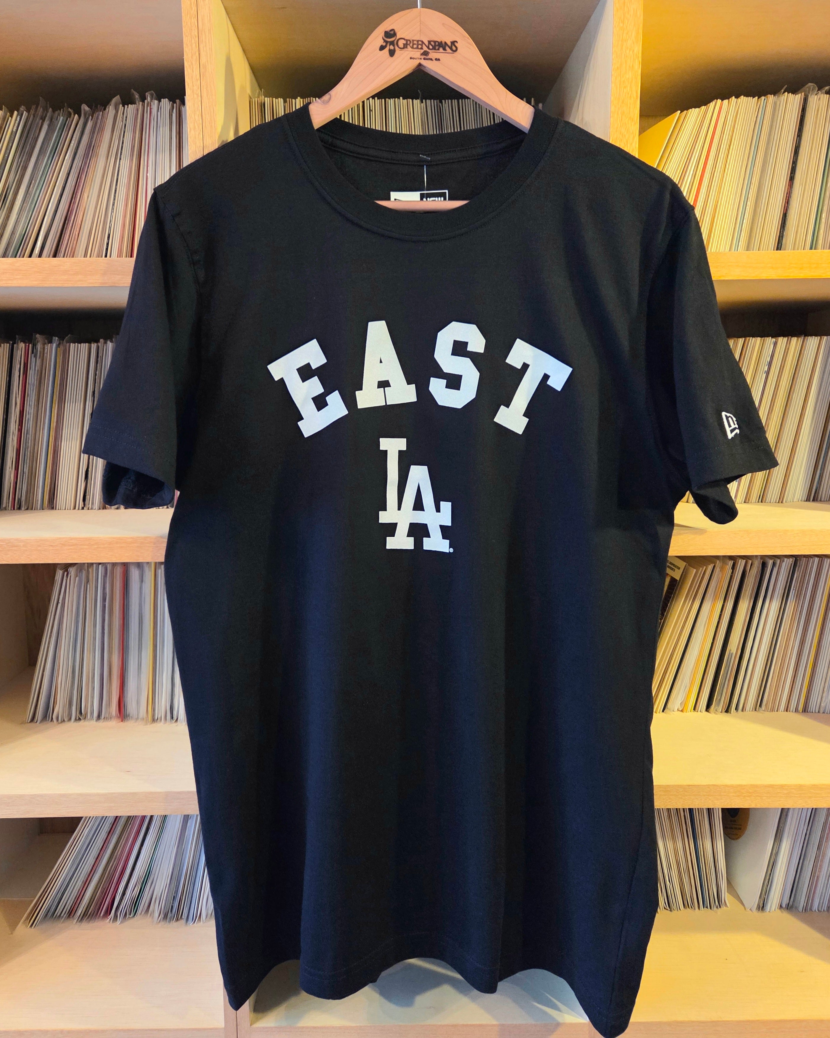 「New Era EAST LA Dodgers Tシャツ 正面 ロゴプリント」
