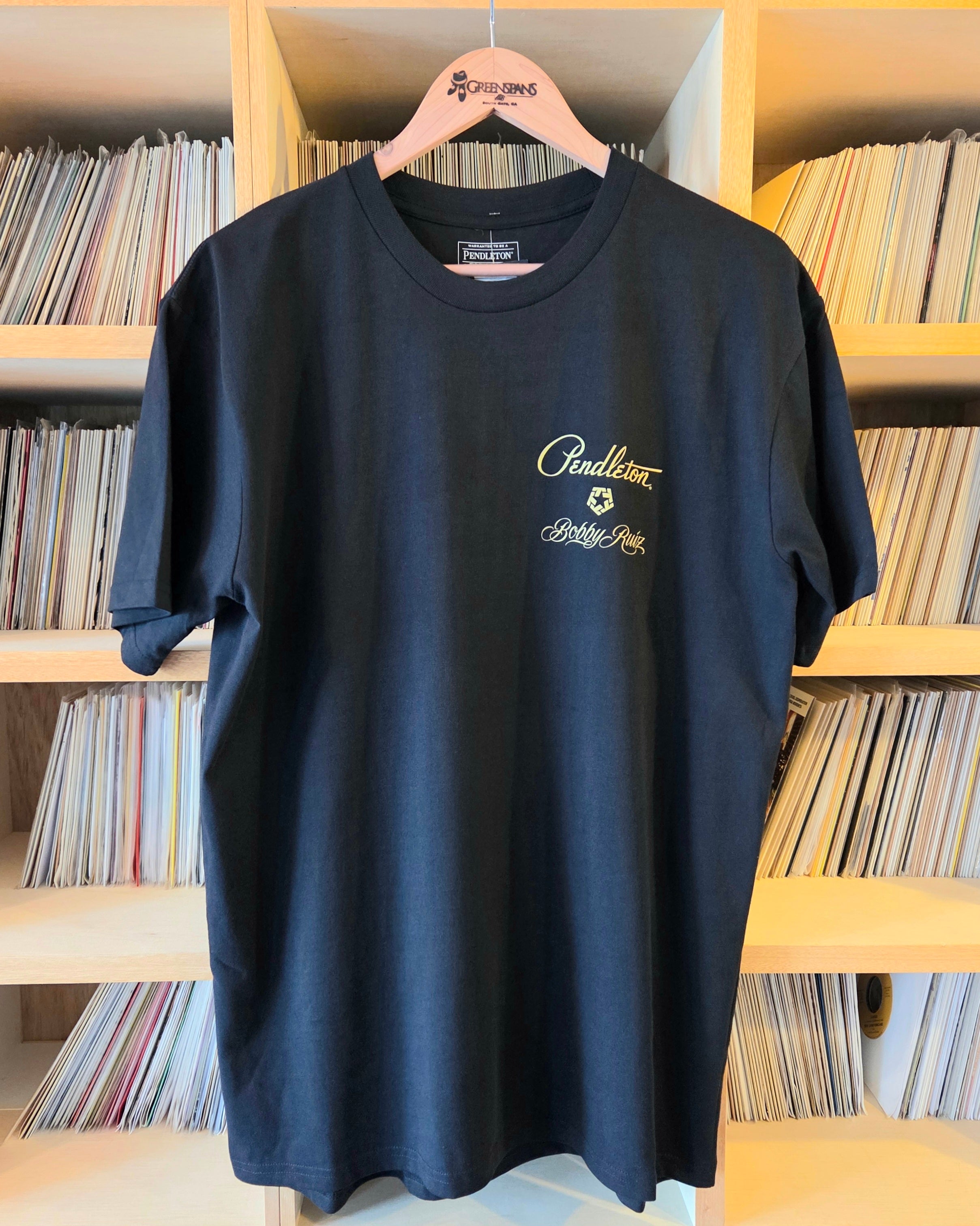 「Pendleton × Bobby Ruiz ローライダー グラフィックTシャツ 正面」
