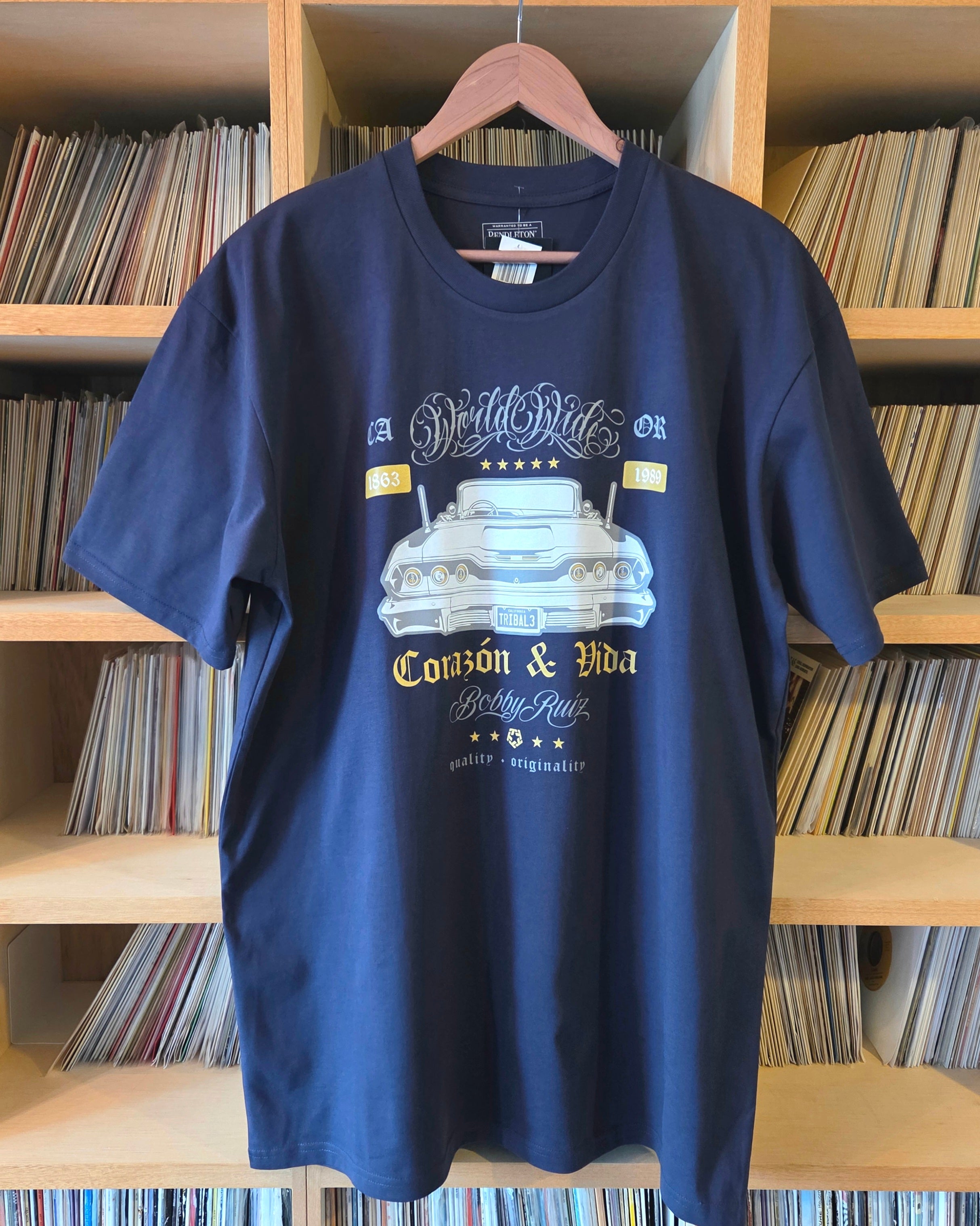 「Pendleton × Bobby Ruiz ローライダー グラフィックTシャツ 正面」
