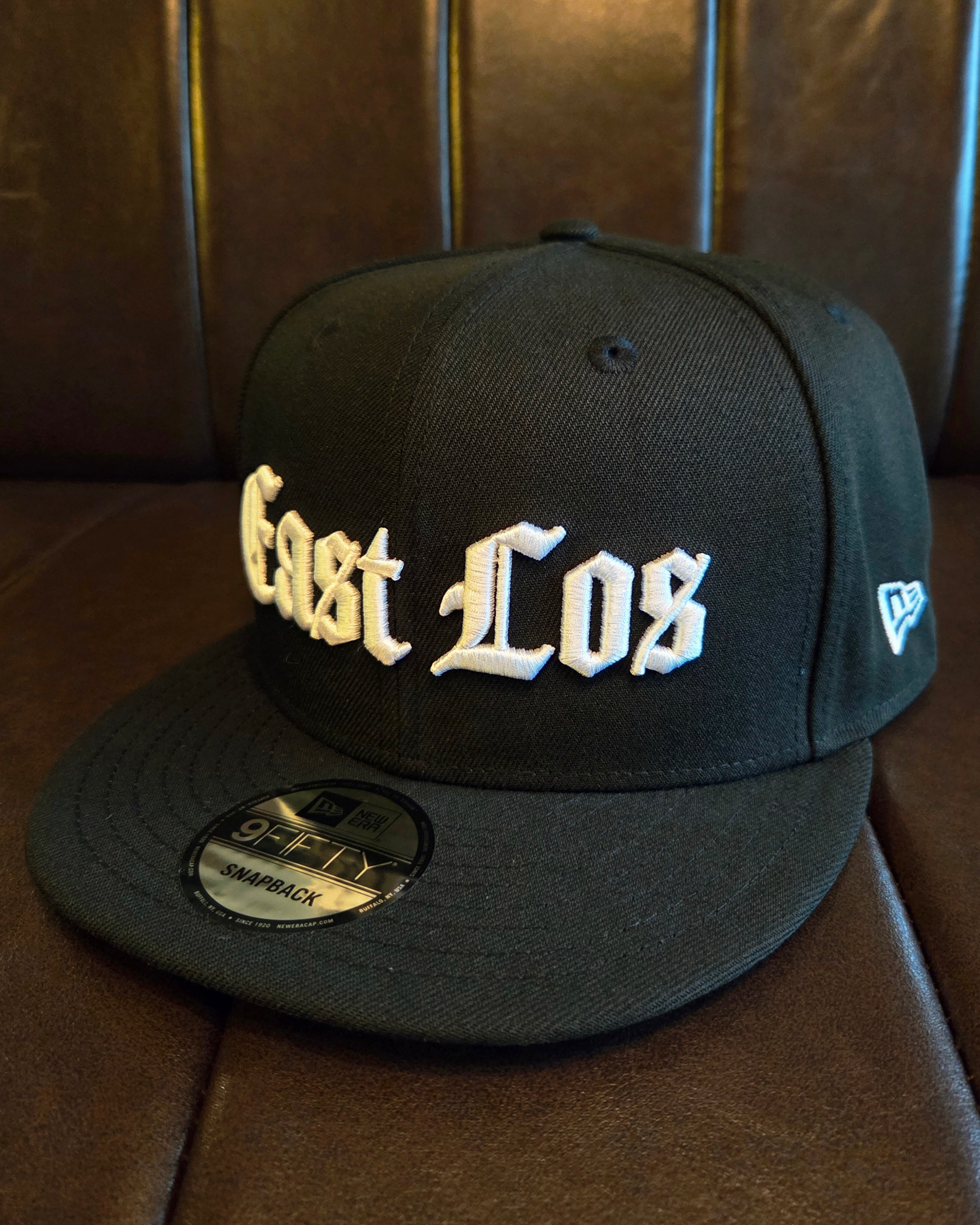 「East LA スナップバックキャップ サイドビュー ロゴ刺繍」
