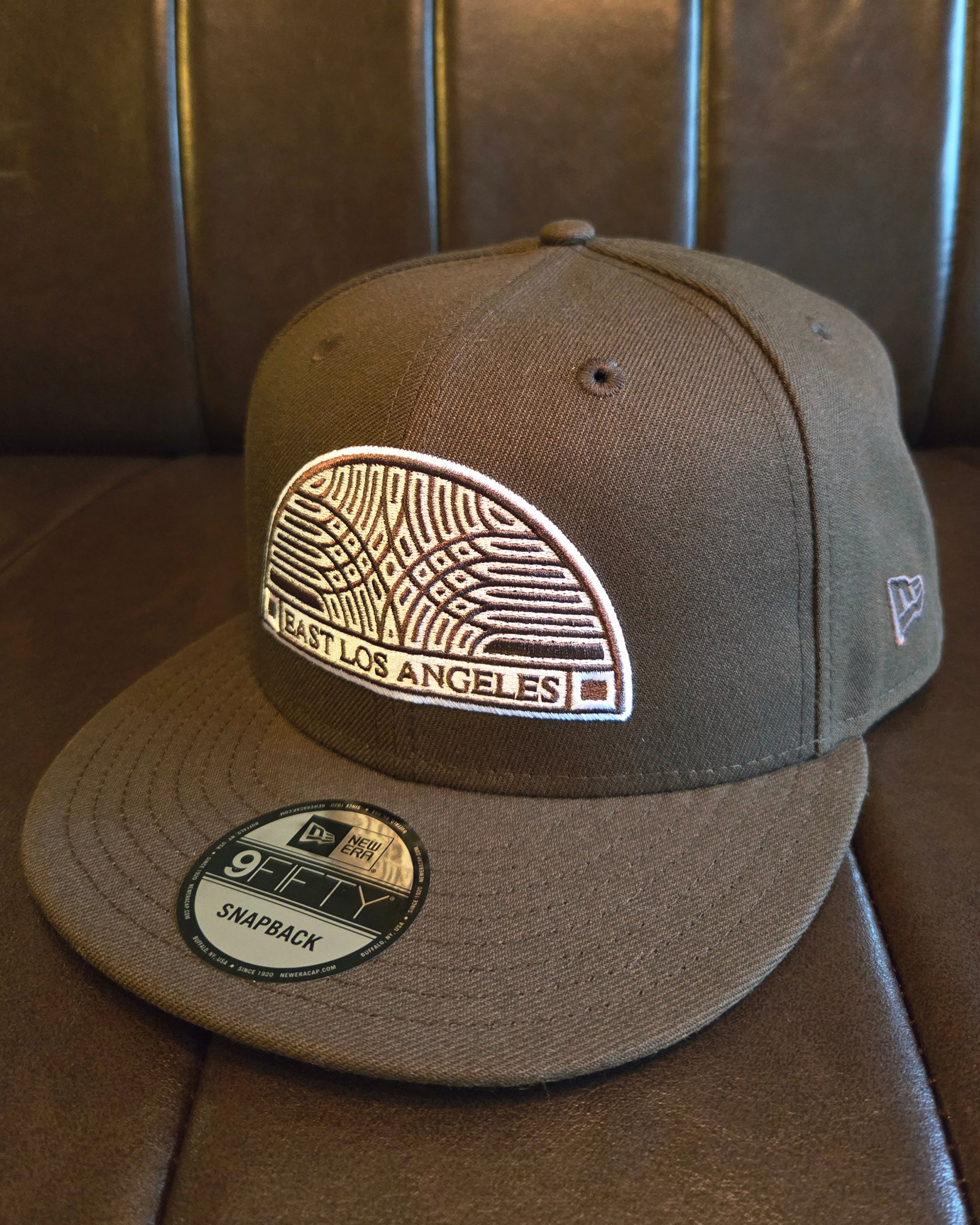 「East LA スナップバックキャップ サイドビュー ブラウン刺繍」
