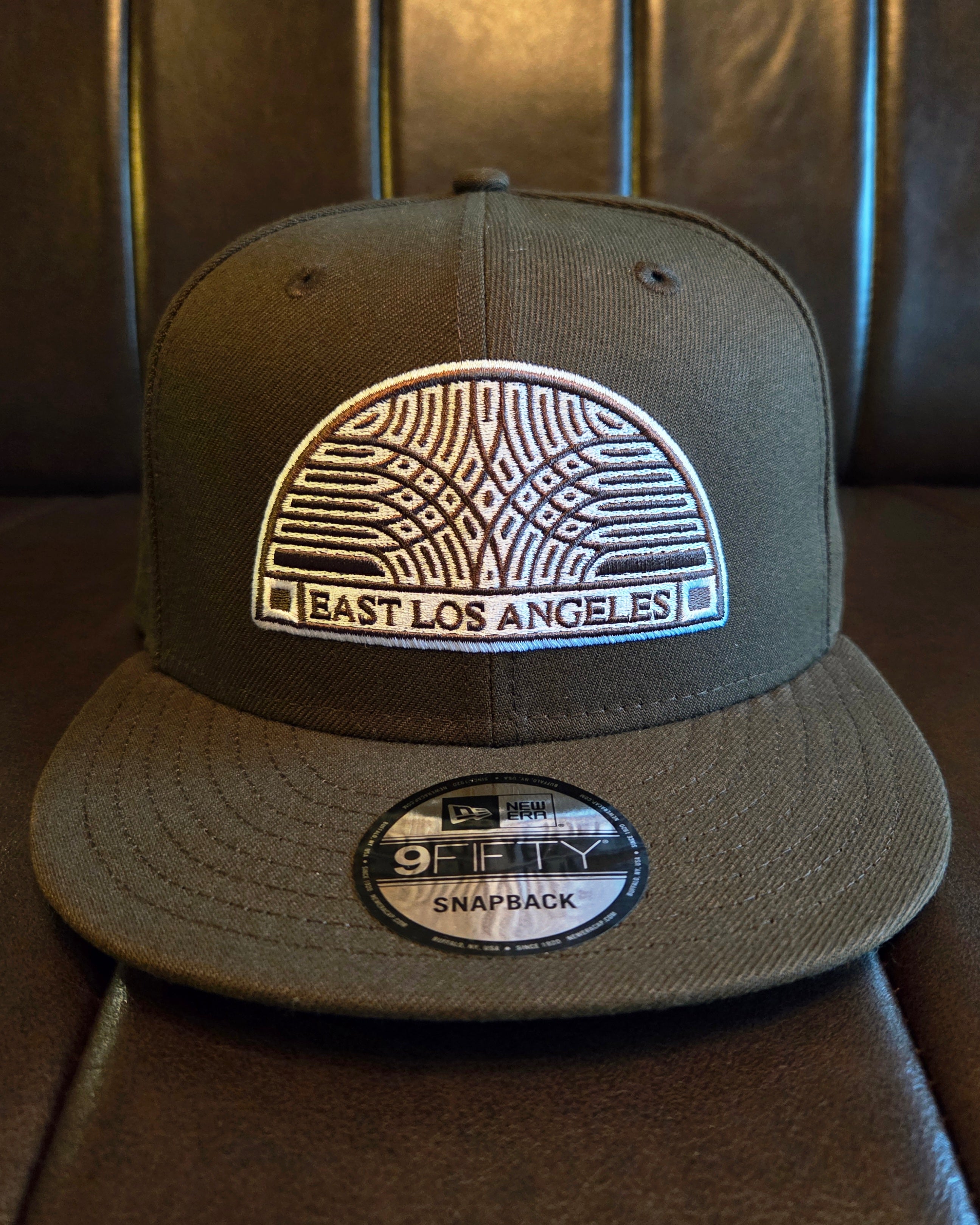 「East LA スナップバックキャップ サイドビュー ブラウン刺繍」
