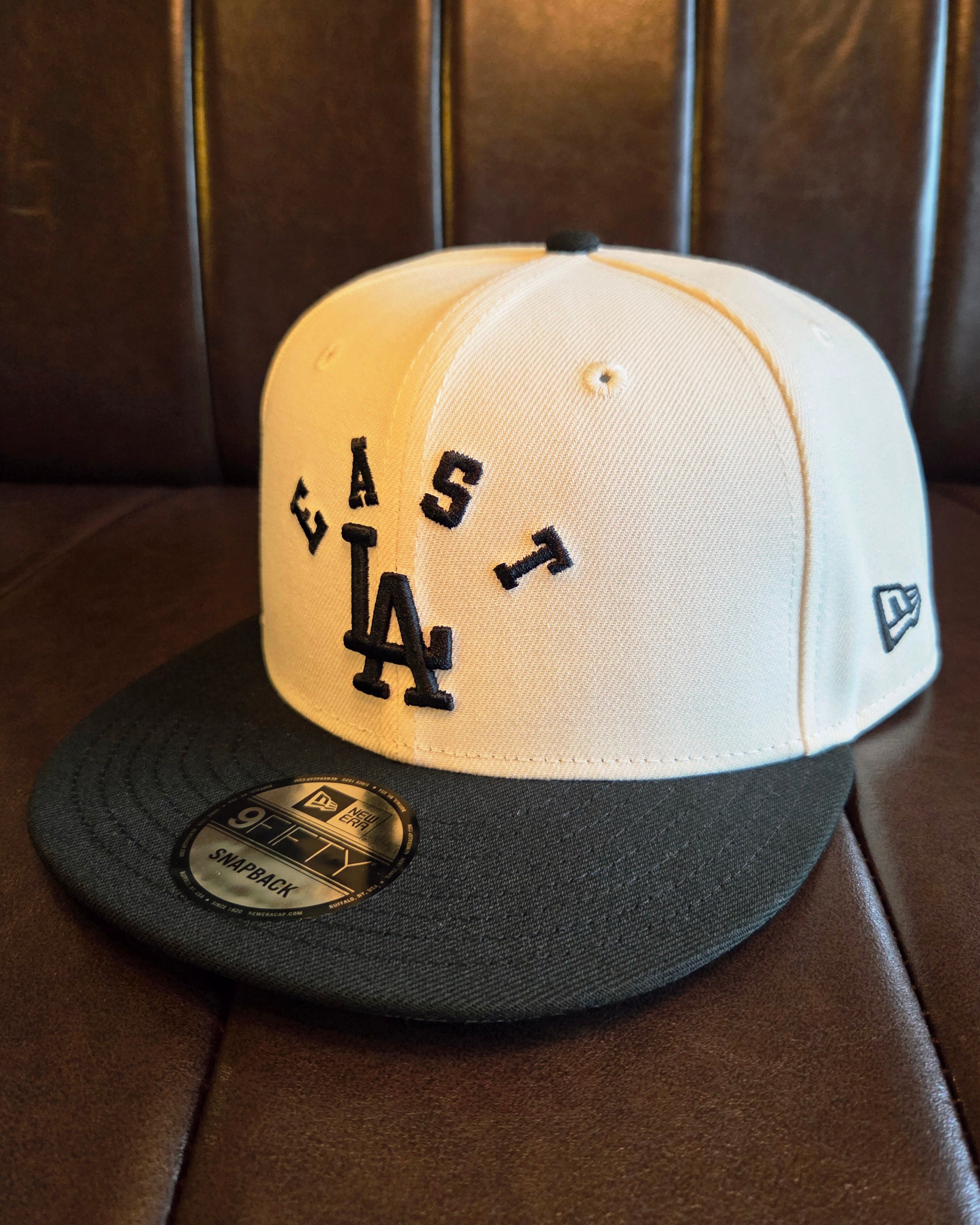 「East LA Dodgers スナップバックキャップ サイドビュー ブラック」
