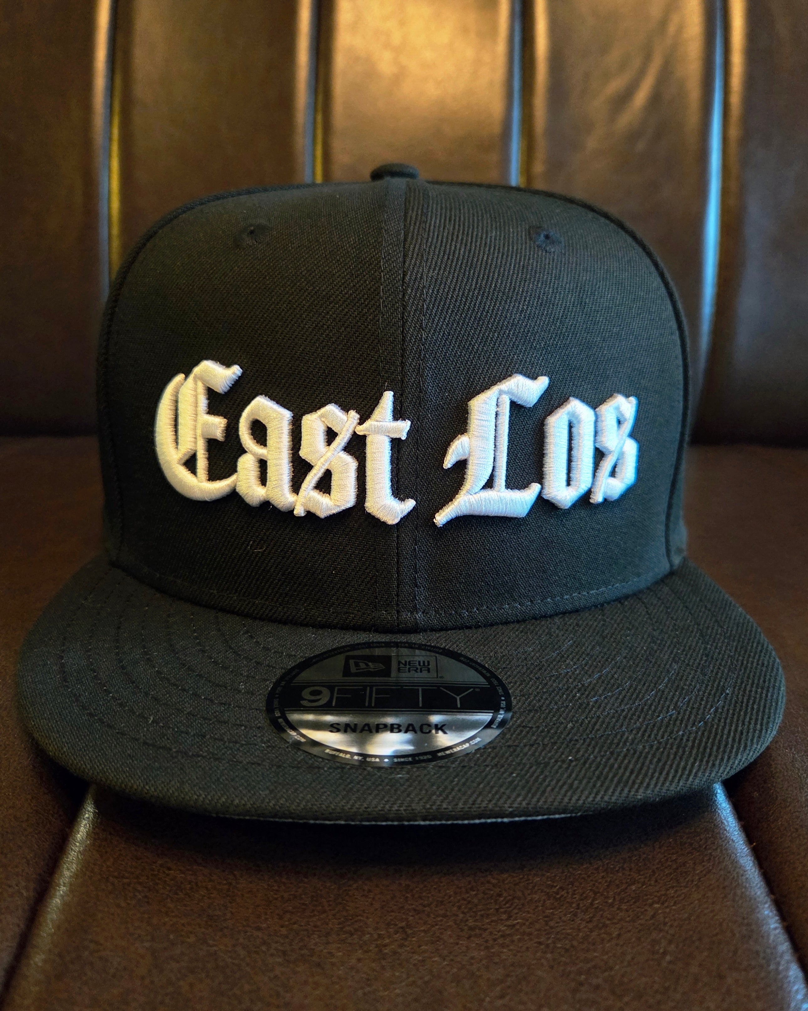 「East Los Angeles ブラック×ホワイト オールドイングリッシュ 9Fiftyキャップ 正面」
