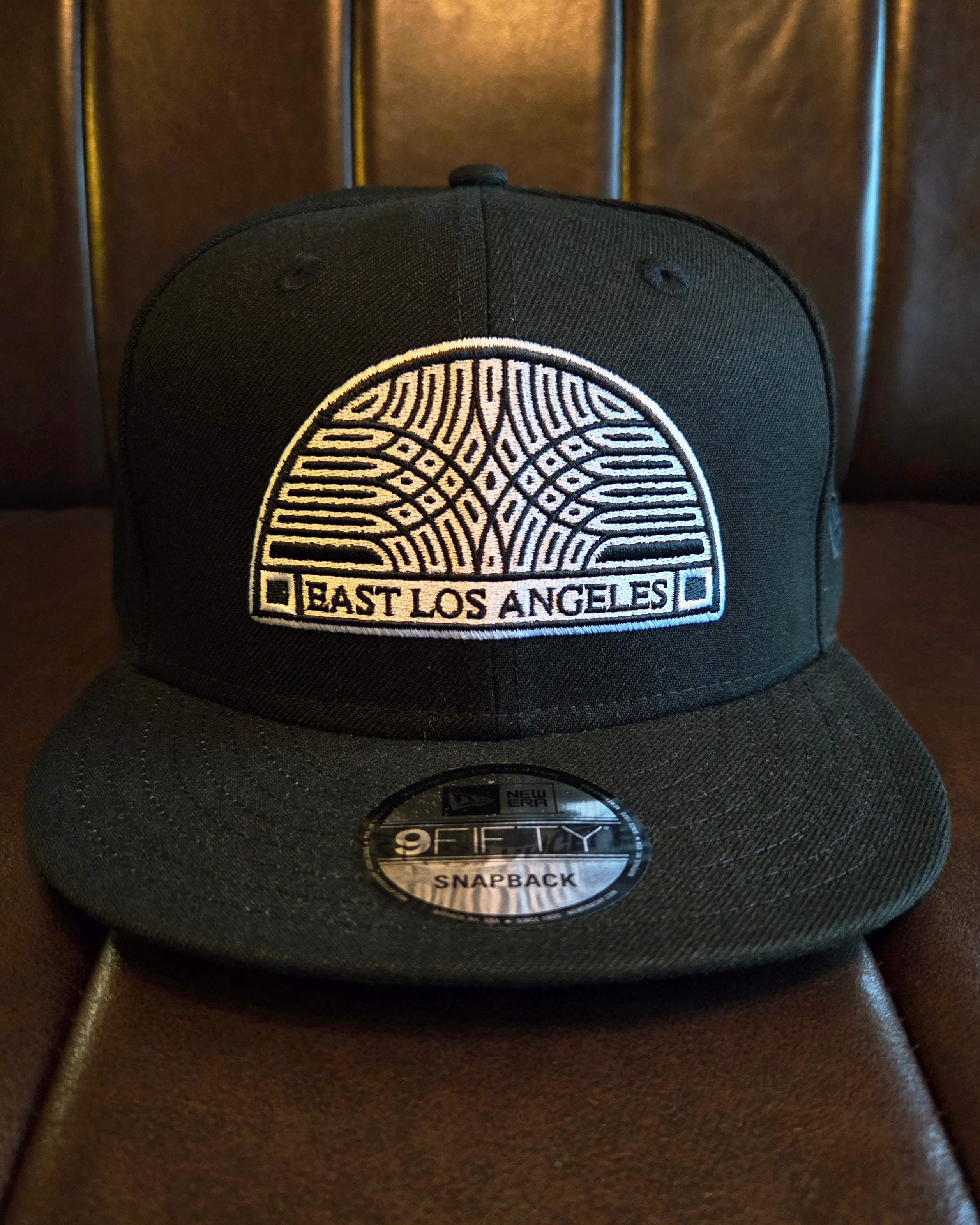 「East Los Angeles アーチロゴ ブラック×ホワイト 9Fiftyキャップ 正面」
