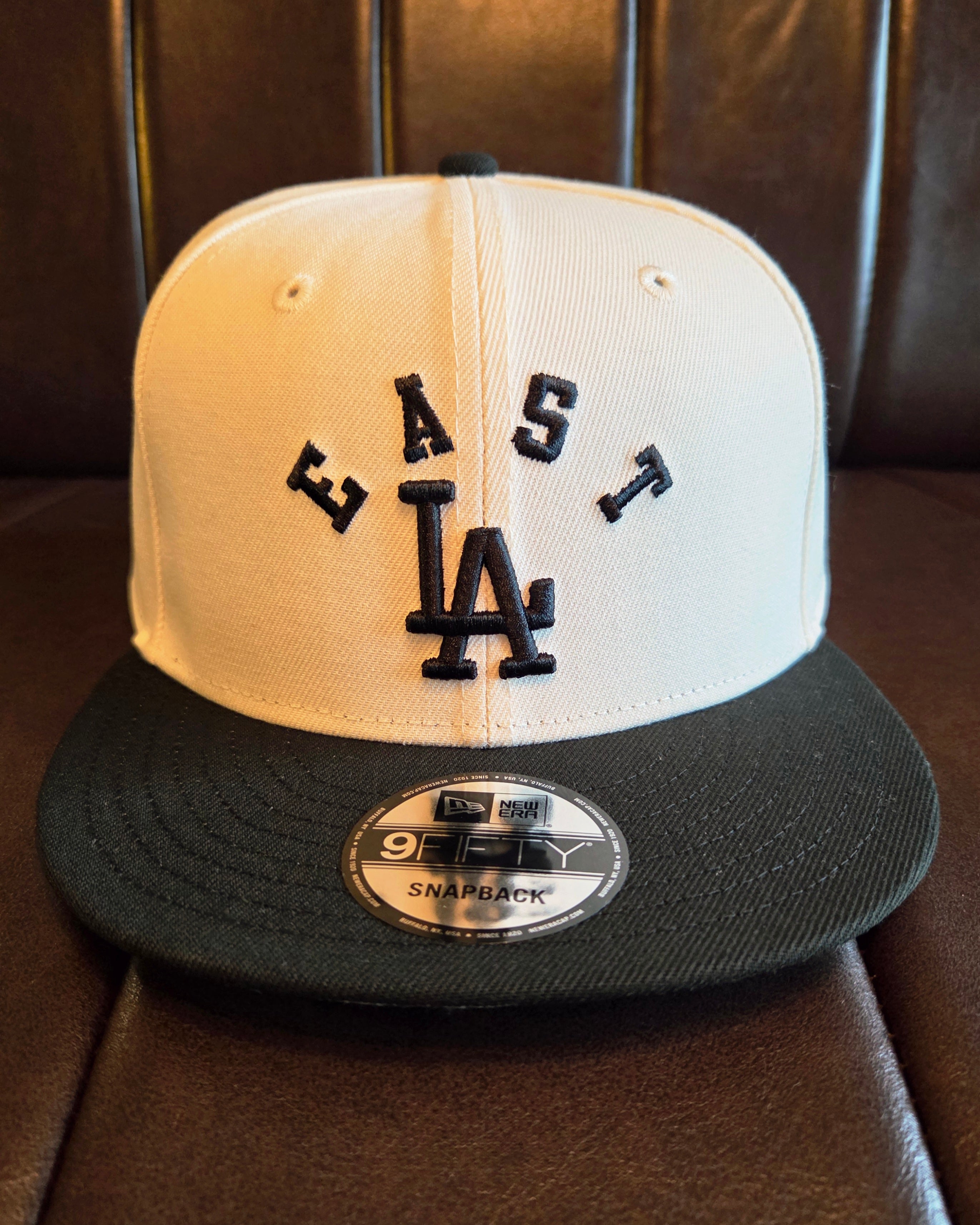 「East LA Dodgers スナップバックキャップ サイドビュー ブラック」
